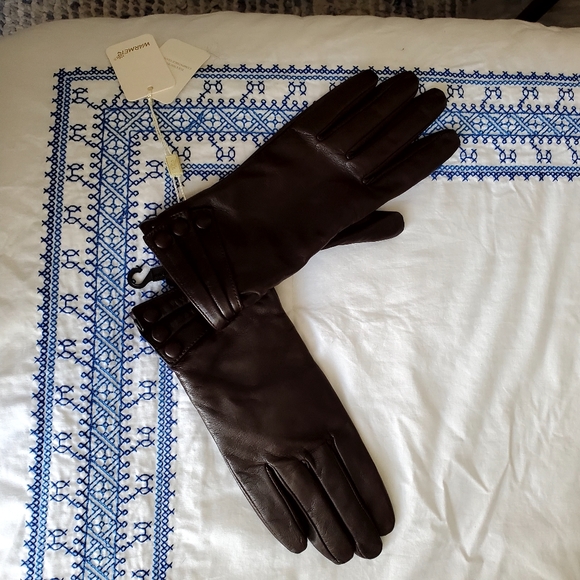 Very classy Looking Women's Leather gloves w buttons  NWT - Picture 6 of 8